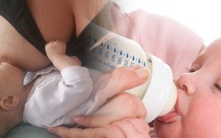 Rozdiely medzi dojčením a umelou výživou
